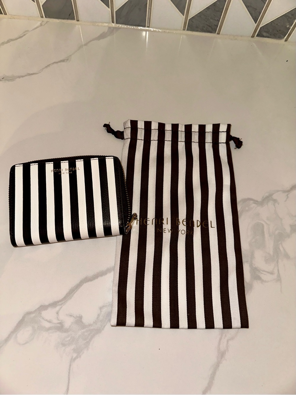 NWOT Henri Bendel West 57th Stripe Zip Around Wallet With Dustbag - Picture 6 of 6